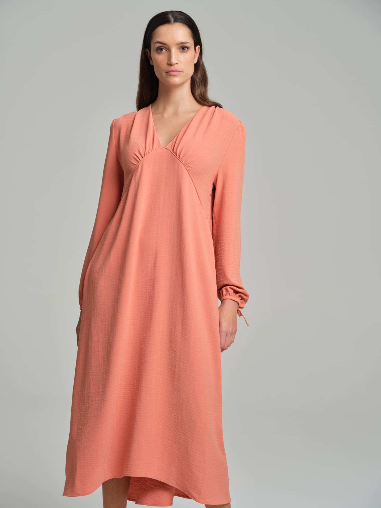 V-neck long dress with gathering effects