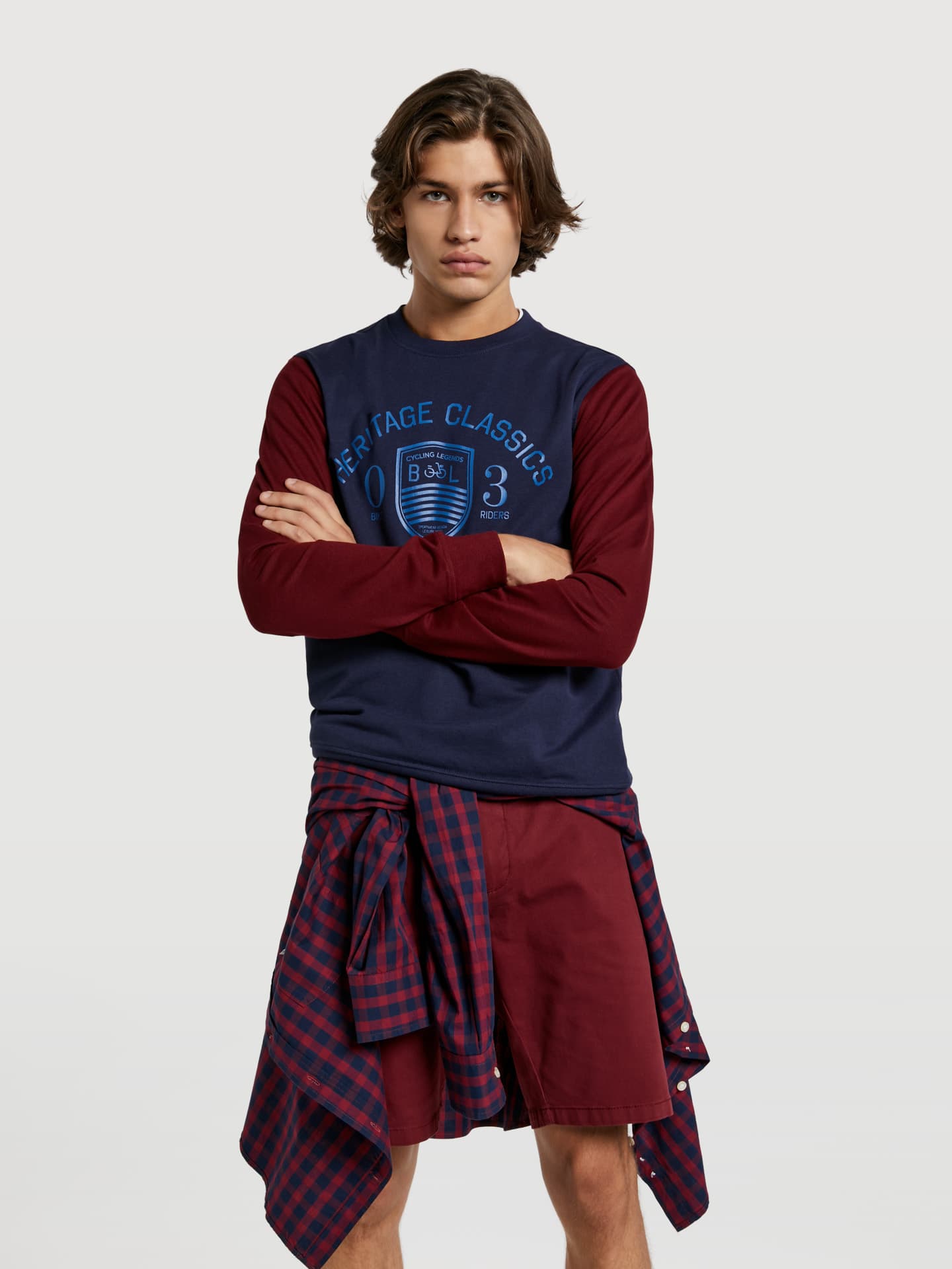 Men's sweatshirt with contrast color sleeves and print on the chest