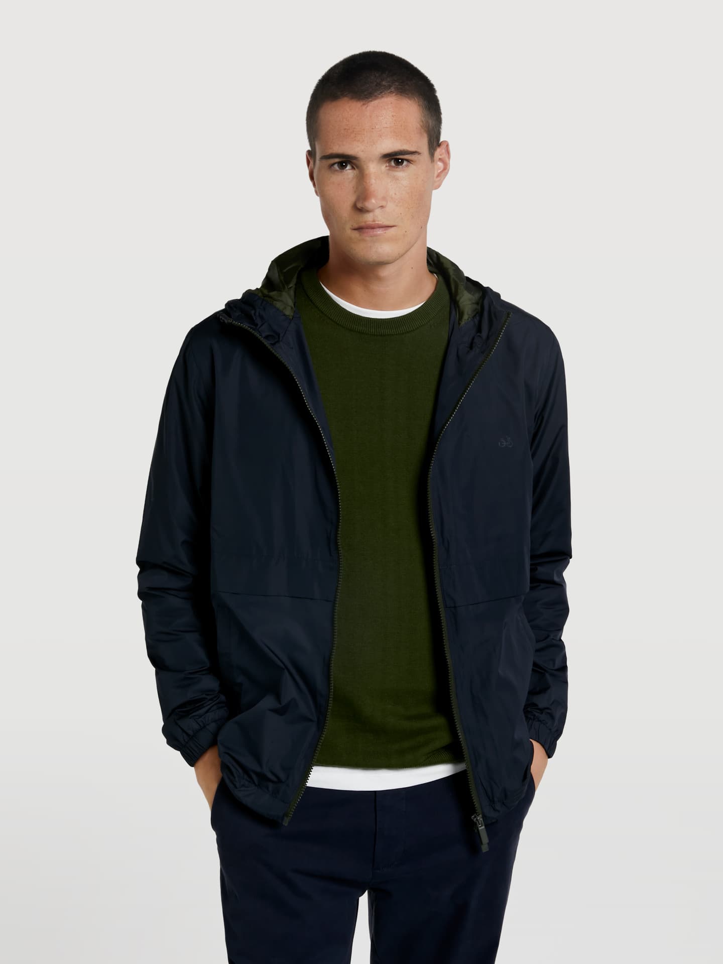 MenÂ´s hood nylon jacket