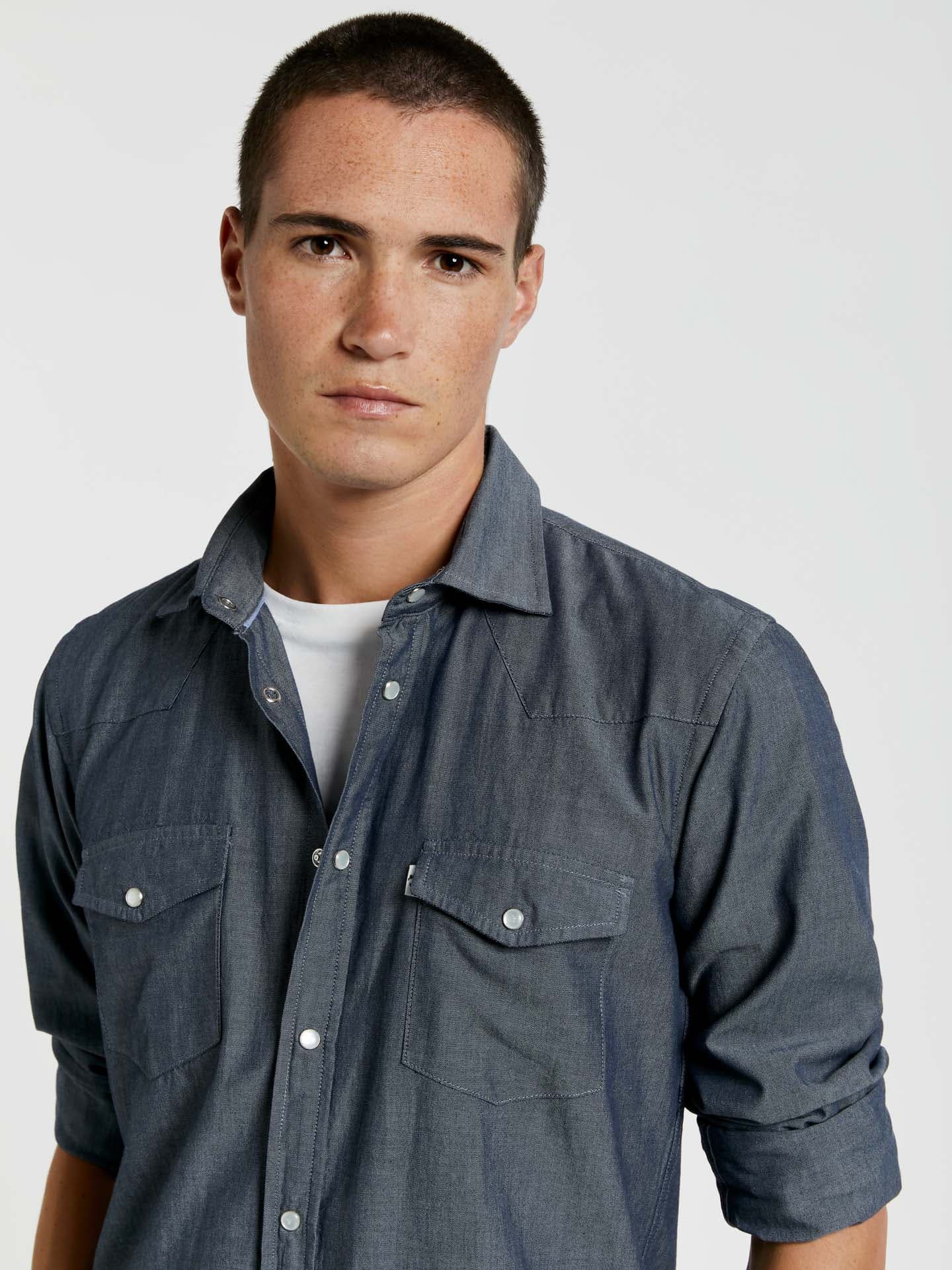 MenÂ´s slim shirt in cotton chambray