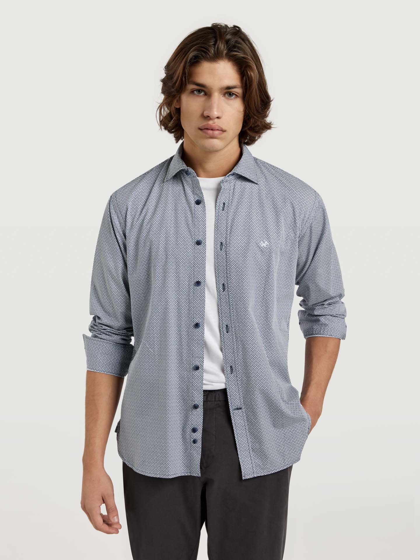 MenÂ´s slim shirt with allover print